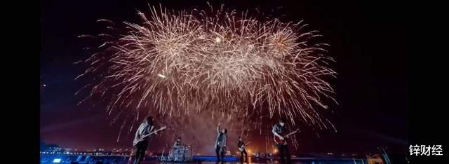 跨年晚会|跨年晚会有多“卷”？踢掉“小鲜肉”，请来“邓丽君”