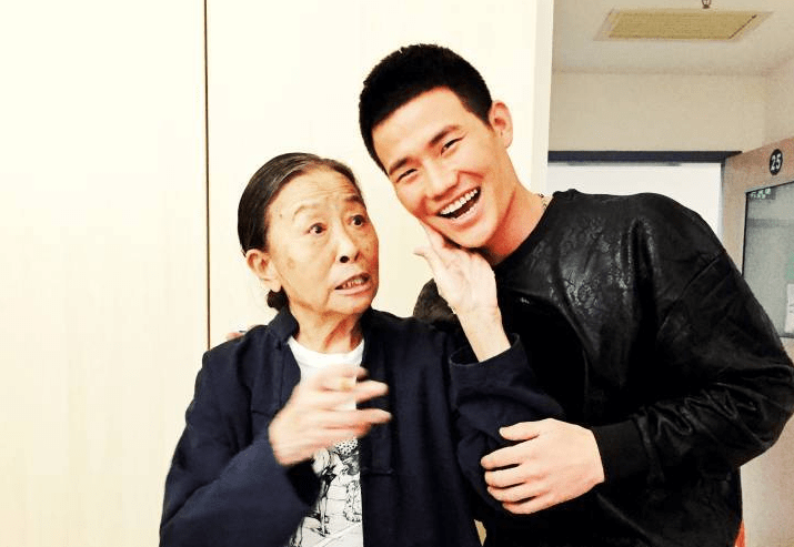 谢孟伟|谢孟伟支援河南洪灾，又是在“作秀”？网友：自带大爷等待救援呢