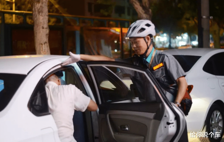 喝酒后将车推着走算酒驾吗？三名女子用实际行动得到了答案