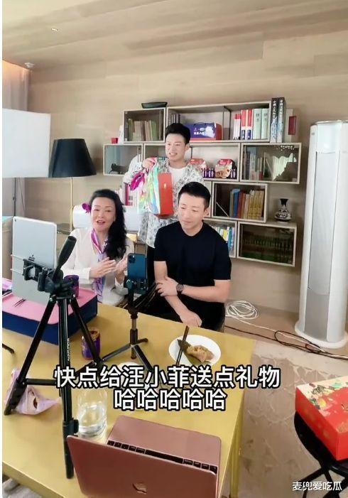 汪小菲|汪小菲现身张兰直播间，与妈妈一起带货，笑容满面不受离婚影响