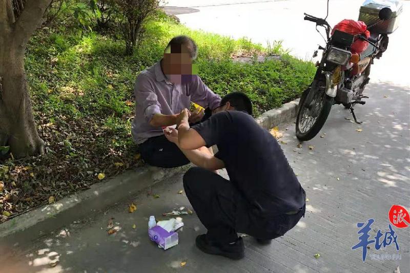 羊城派 暖心！老人骑摩托不慎摔伤，执勤民警第一时间救助