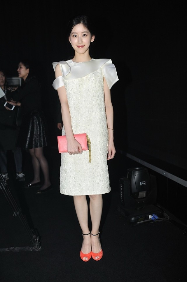 Lady变美日记|章泽天虽然形象清纯，但却没有“阔太感”，身穿浅色裙太娇嫩