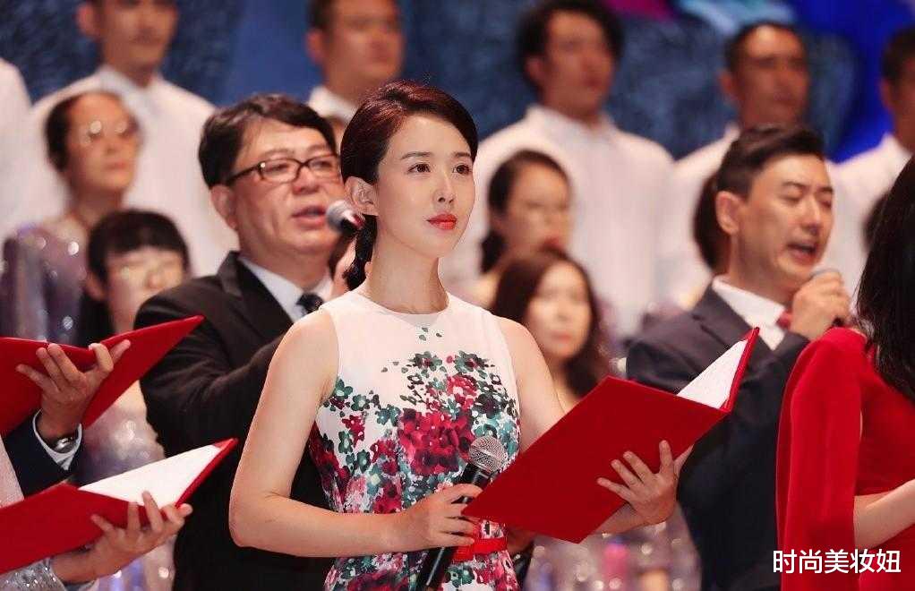 时尚美妆妞|颜丹晨“天然颜值”真耐看,穿无袖印花连衣裙上央视,被惊艳了