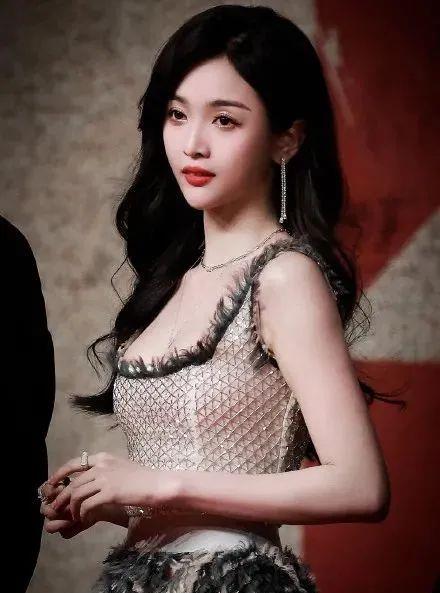 李冰冰|年终红毯:李冰冰熟味逼人,关晓彤总算穿对,倪妮气场大杀四方