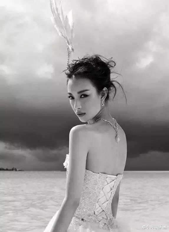 倪妮|32岁倪妮野性牛仔大片曝光，秀马甲线妩媚多姿，真是越来越有魅力了