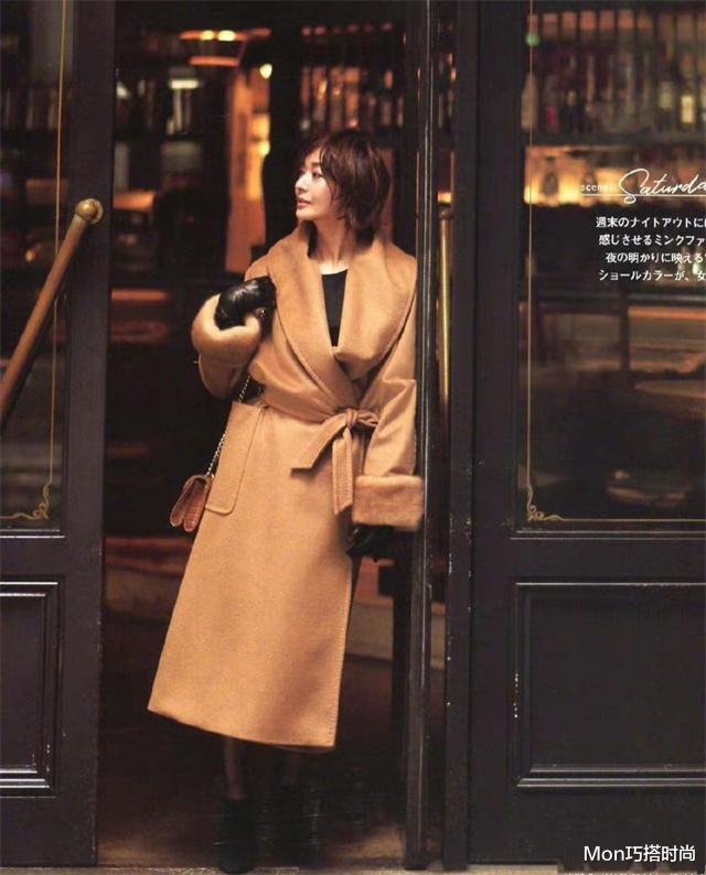 Mon巧搭时尚 又被52岁的富冈佳子惊艳到,穿搭简约却很实用,照着穿气质又高级