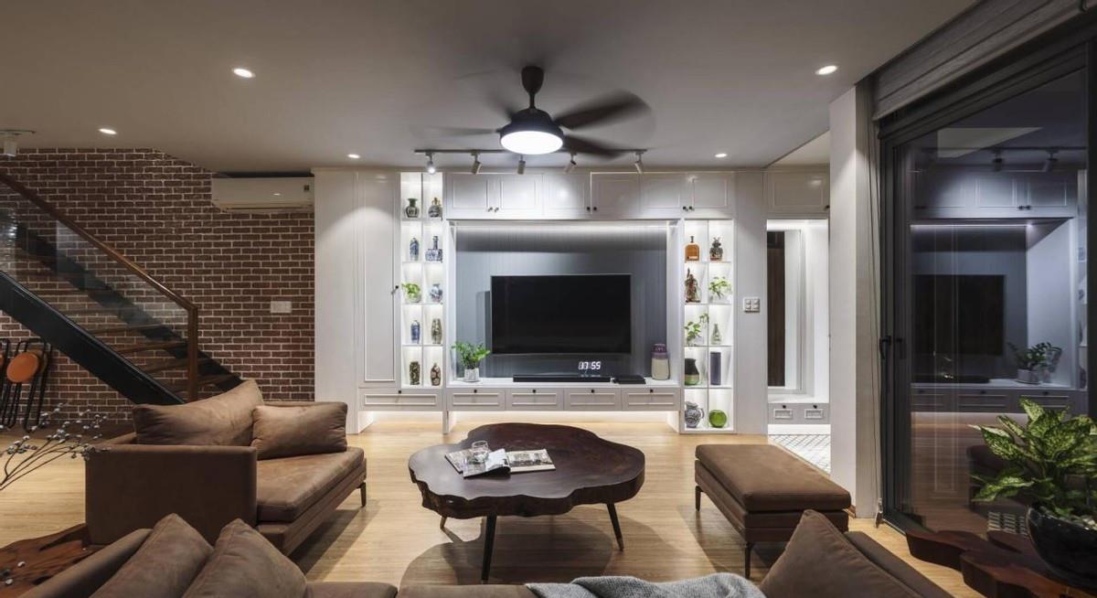 羡慕别人家260㎡别墅，屋前屋后都有花园，楼梯红砖墙让人挪不开眼