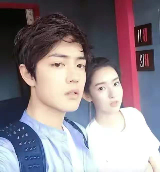 王灿|打破分手传闻！杨玏现身机场接王玉雯，主动帮对方搬行李箱显亲密