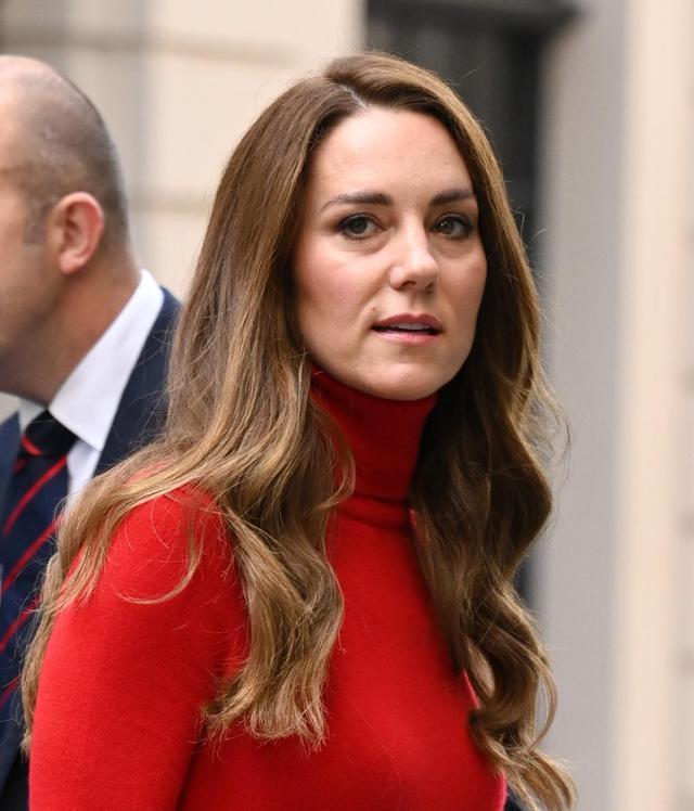 凯特王妃|凯特王妃在慈善活动上发表主题演讲，一袭红装，惊艳四座