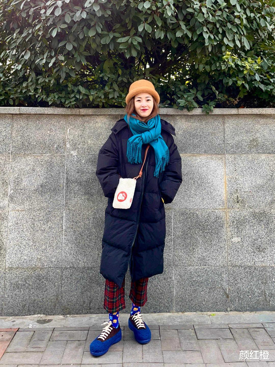 颜红橙 秋冬穿黑色羽绒服太沉闷？看看这几个小技巧，让你气质翻倍还保暖