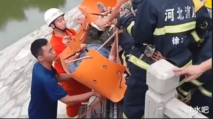 消防员|保定：八旬老汉垂钓掉河中，关键时刻→