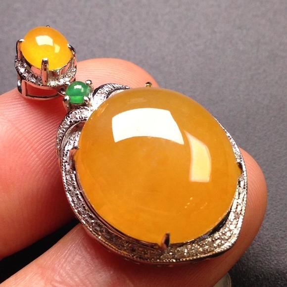 哈轩翡翠 被名字耽误的极品「鸡油黄」翡翠,实在是太惊艳了!