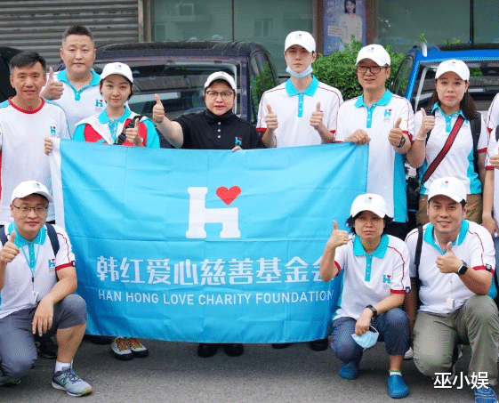 王一博|王一博救灾近照曝光?全身湿透送物资,贴心扶着老人上船