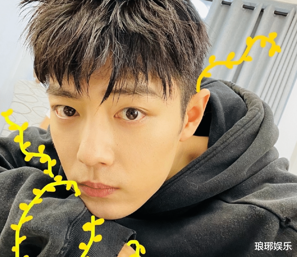 肖战|肖战晒完自拍就去聚餐，路人拍下真实颜值，喝醉酒的样子太迷人了