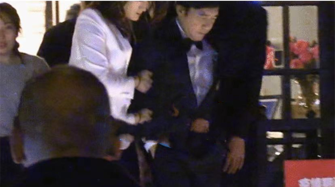 木村光希|59岁梁朝伟醉酒糗态百出，深夜被架着走眼神迷蒙，多次因喝酒丢人
