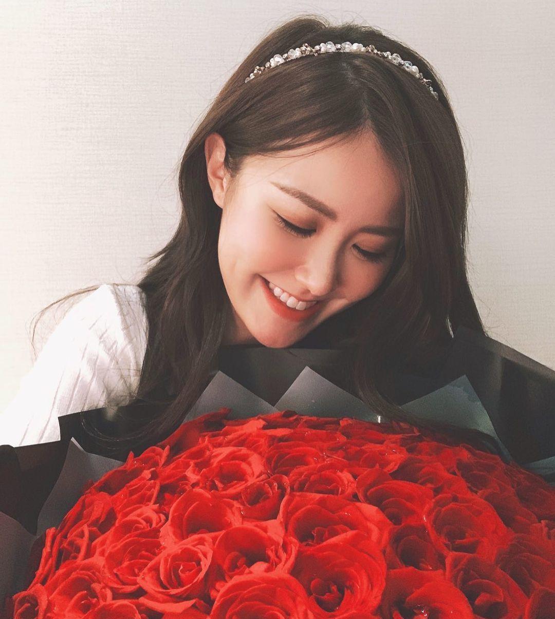 彬仔说经典|刘佩玥庆祝32岁生日收玫瑰花,露出甜美的笑容