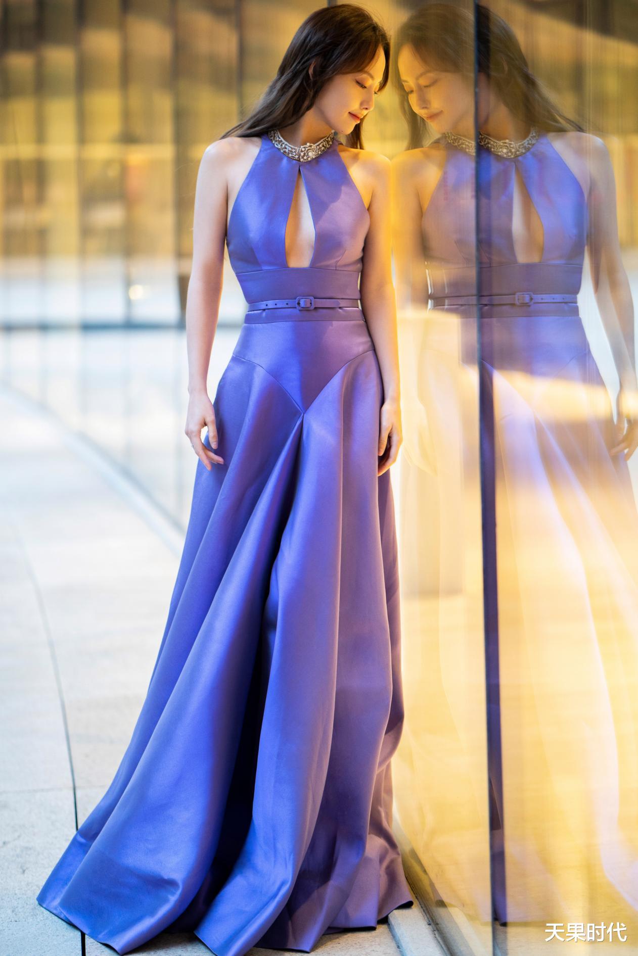 天果时代 张嘉倪颜值高衣品也高，紫色连衣裙华美高级，转身之后更惊艳