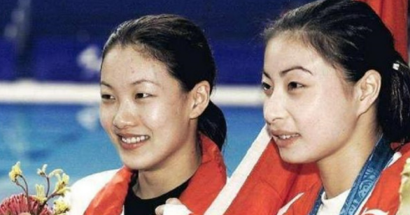 伏明霞|伏明霞:嫁给富豪后,不忘老家的穷亲戚,3个女儿很幸福