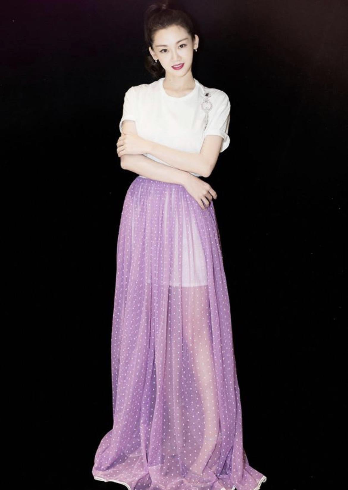 苗苗|苗苗越看越漂亮，一袭白色轻纱的裹身裙亮又纯又欲，郑恺眼光真好