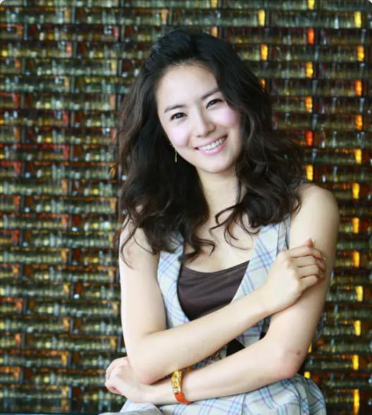 刘荷娜|知名女星穿婆婆睡裤躺公公腿上惹争议：女大尚且避父，何况儿媳