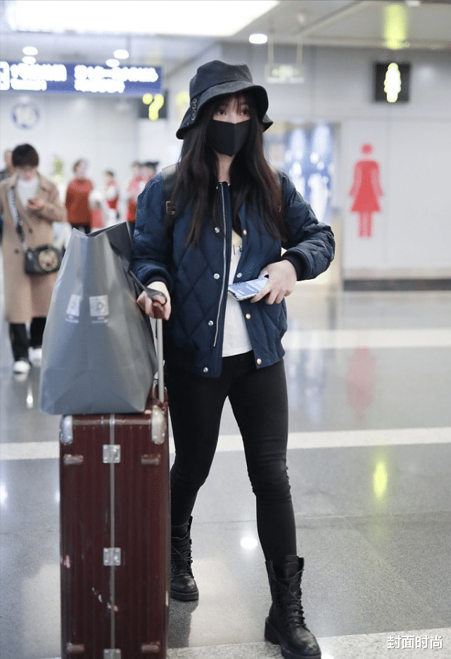 封面时尚 柳岩穿棉服也遮不住好身材,看得出挺丰满的,穿窄腿稍微有点紧绷