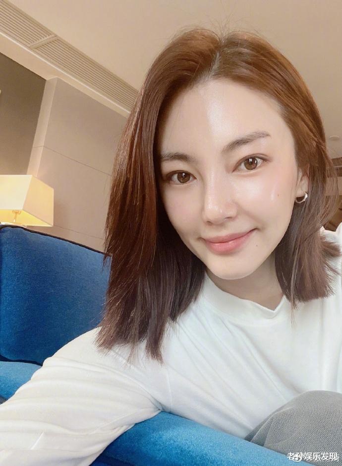 张雨绮|张雨绮去领“美丽女人奖”，特意剪了个短发，还发布了自拍照片