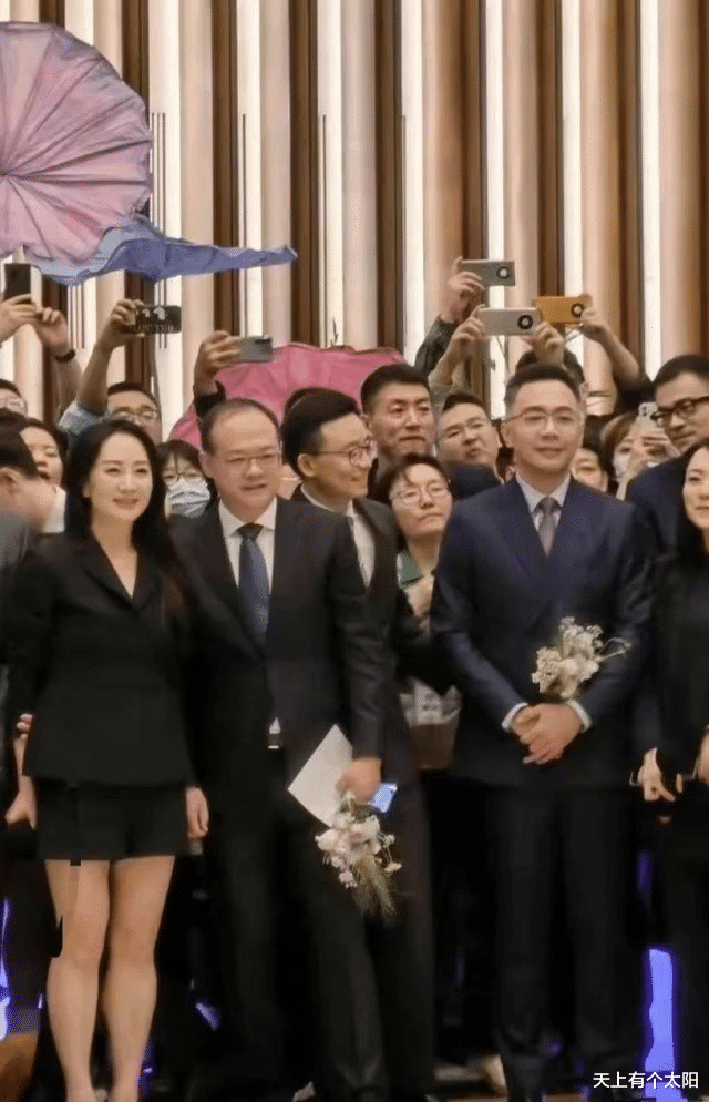 天上有个太阳 女神孟晚舟回国后风格大变,演绎出高级感和女神范,状态重回巅峰!