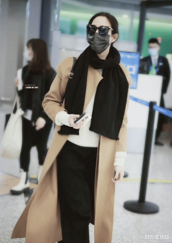 李沁|“李沁”真有品味！穿蓝色大衣走机场，超大围巾氛围感十足