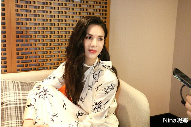 豹纹|李若彤罕见走机场,55岁穿豹纹裙温柔似邻家小姐,扎光明头天然头骨抢镜