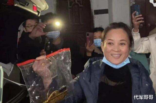 陈亚男|全家都火了！陈亚男复出直播一晚赚22万，妈妈上电视代言痔疮广告