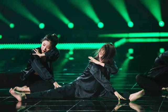 佟丽娅|佟丽娅暗黑系新造型曝光，一袭暗黑系造型又酷又飒！