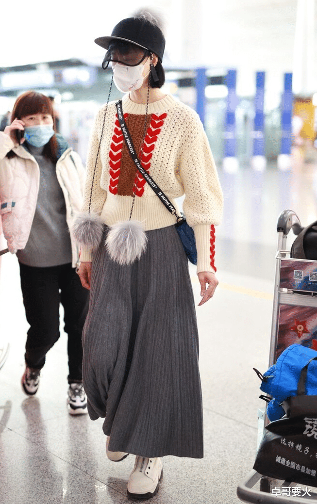 倪虹洁|安崎晒近照气质非凡，穿毛衣配中筒靴走机场，果然女神气质