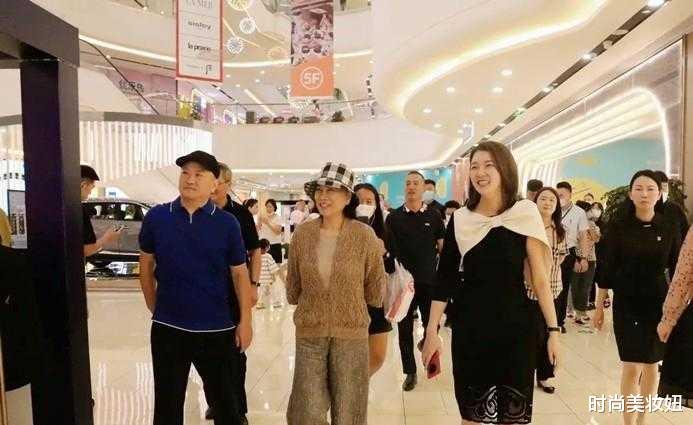 时尚美妆妞|董明珠真会赶“时髦”,针织开衫配阔腿裤高级大气,渔夫帽好洋气