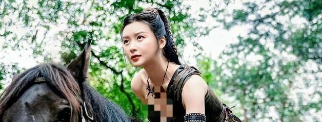 电影|靠低胸装、大长腿博眼球，离开成龙的她，如今到底怎么了？