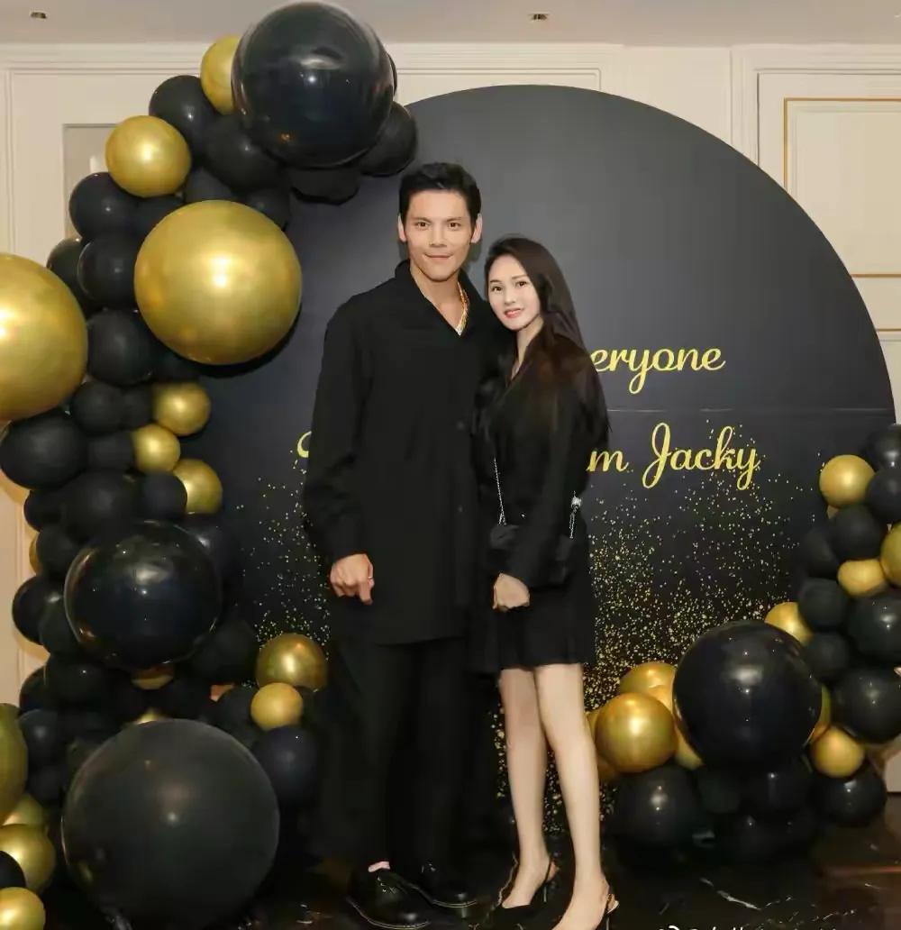 加菲猫说时尚|向佐庆生高调晒全家福!与伊能静亲密合影,女儿正脸似郭碧婷翻版,太可爱