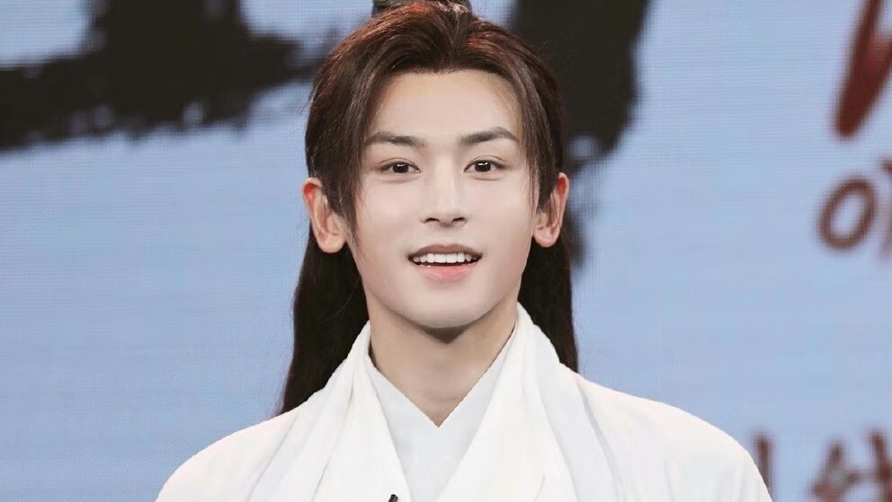 张哲瀚|张哲瀚感谢粉丝山人们，海哲泪洒山河令见面会：你的未来，有人陪