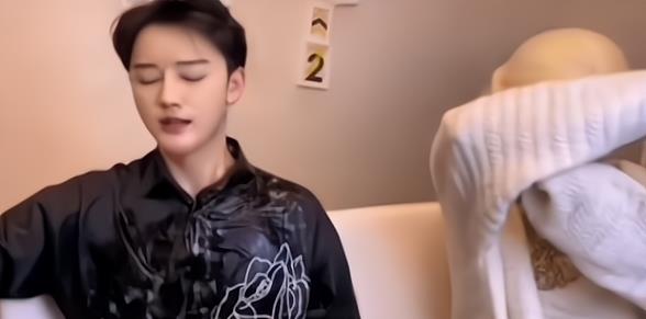 电视剧|“真人芭比”迪丽拉直播时发脾气，泼男友一身水，男方退出直播