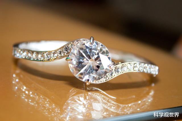 钻石 钻石的主要成分是碳，那么利用打火机能把钻石点燃吗？