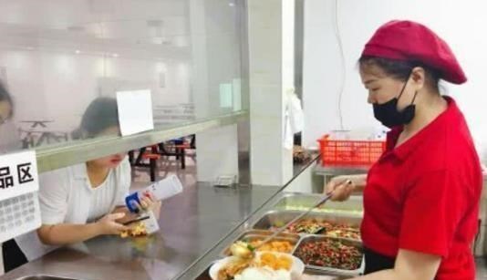 天明情感说 食堂阿姨因黄码不能返校，烹饪专业学生提前上岗，这次手不抖了
