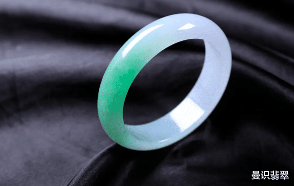 翡翠手镯|每一款翡翠手镯都有自己的风格和优势,大家更倾心于哪种手镯呢?