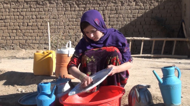 9岁女孩嫁55岁男子？美媒揭露阿富汗人生活惨状，没饭吃就卖女儿