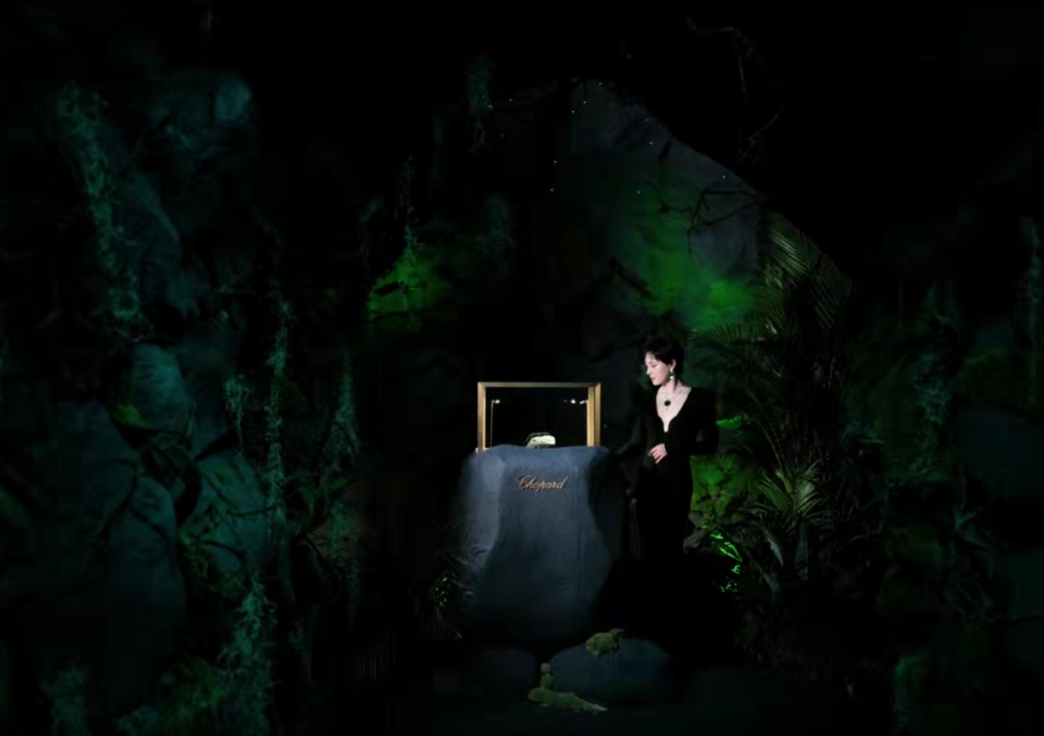 孙俪|孙俪一洗前耻新造型封神！穿深v黑礼服雍容大气变甄嬛，颜值开挂