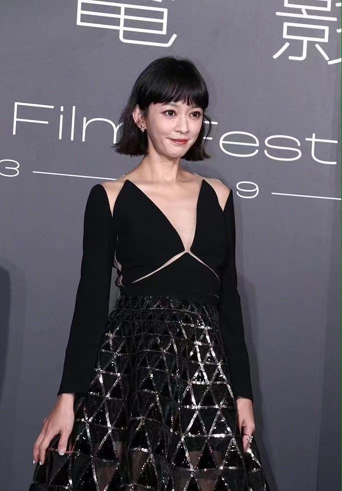 李嘉欣|陈意涵怀孕也不低调，穿低胸裙不仅腰细锁骨明显，天鹅颈更迷人