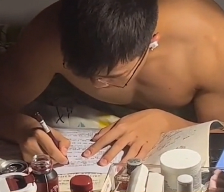 宿舍|男大学生在宿舍学习，健壮的“上半身”却突然走红，你心动了吗