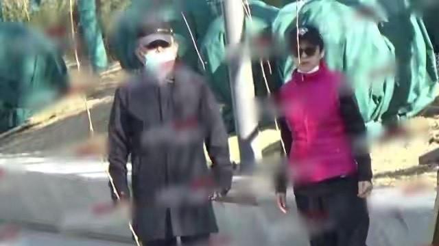 王刚|72岁王刚陪12岁儿子跑步，50岁娇妻与儿月花百万，他真的不敢退休