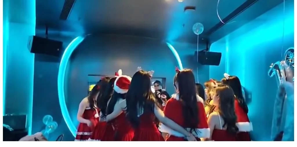 小姐姐|“钱多到花不完的童锦程”约20个女网红过圣诞,不保护她们隐私