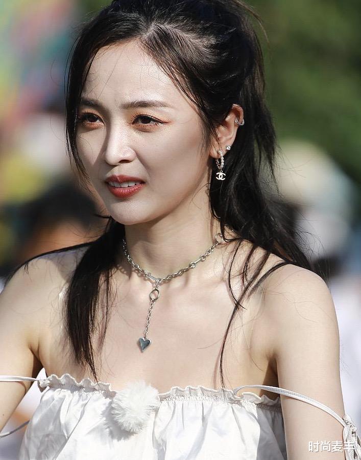 时尚麦丰|吴宣仪路透肤白貌美生图抗打 穿抹胸秀锁骨蛮腰，又甜又撩