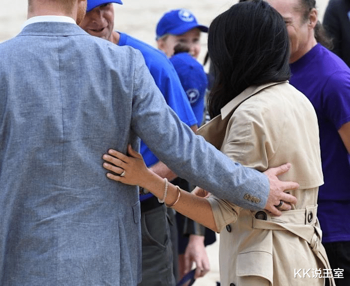 威廉|威廉和凯特一反常态，模仿哈里和梅根，开始手牵手秀恩爱？