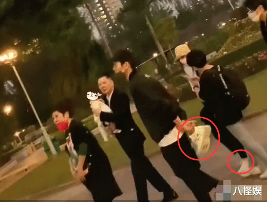 向太|向太一家散步被偶遇，向华强抱着孙女，郭碧婷光脚走路向佐帮拿鞋