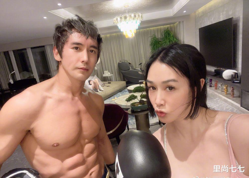 里尚七七|钟丽缇一家为张伦硕庆生，母女仨左拥右抱，次女颜值逆袭美过考拉